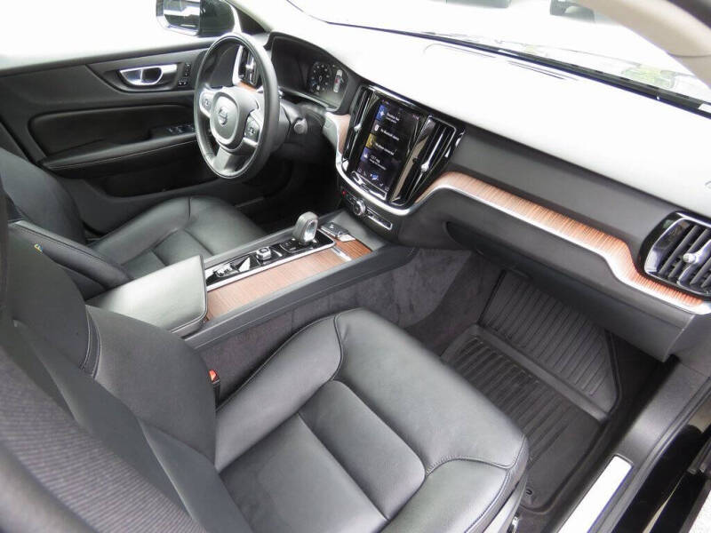 2022 Volvo S60 B5 Momentum