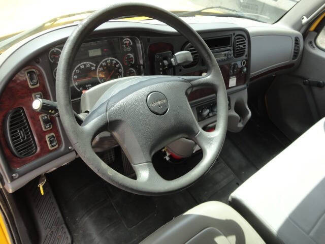 2013 Freightliner M2 106