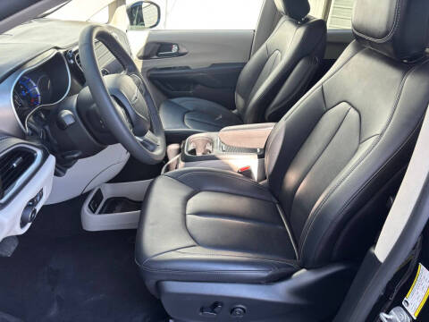 2024 Chrysler Pacifica Plug-In Hybrid Select