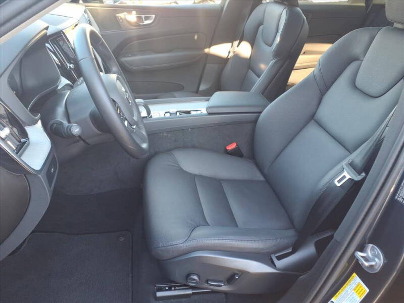 2025 Volvo XC60 B5 Plus Dark Theme