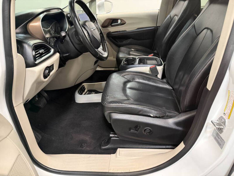 2017 Chrysler Pacifica Touring-L