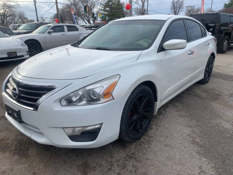 2014 Nissan Altima for sale at HIDALGOS AUTO SALES in Omaha NE