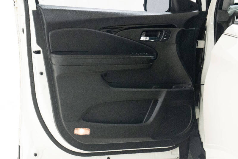 2019 Honda Pilot Touring w/Rear Captain's Chairs