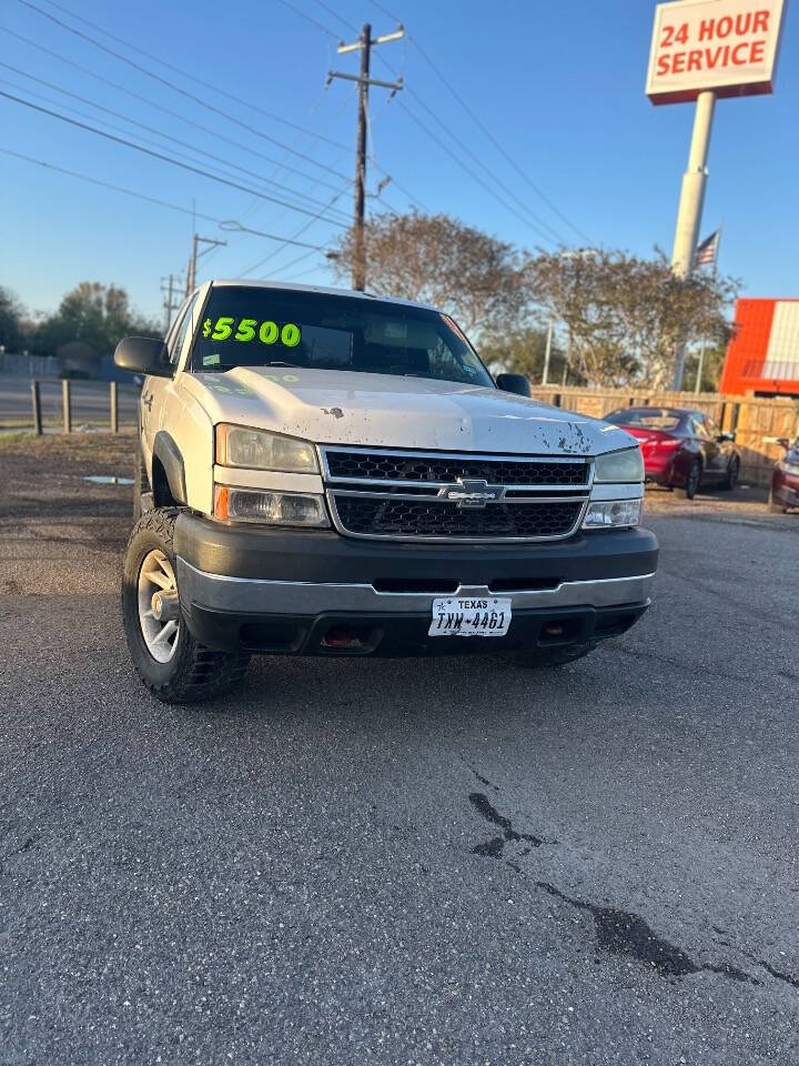 2006 Chevrolet Silverado 2500HD for sale at Daniel's Auto Sales LLC in Corpus Christi, TX