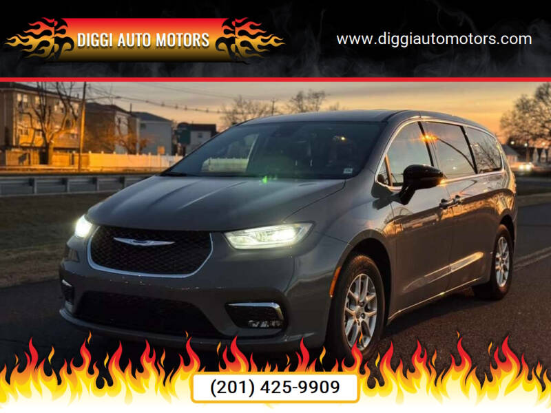 2025 Chrysler Pacifica Select's photo
