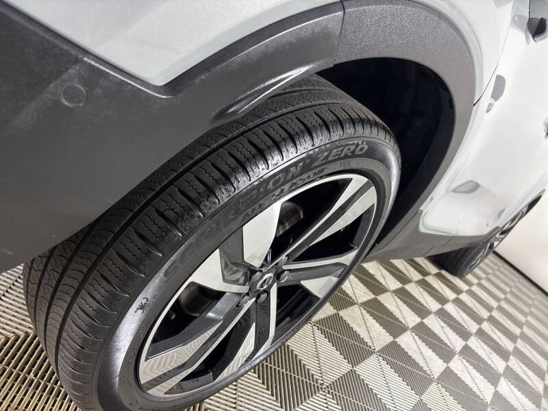 2024 Volvo XC40 B5 Ultimate Dark Theme