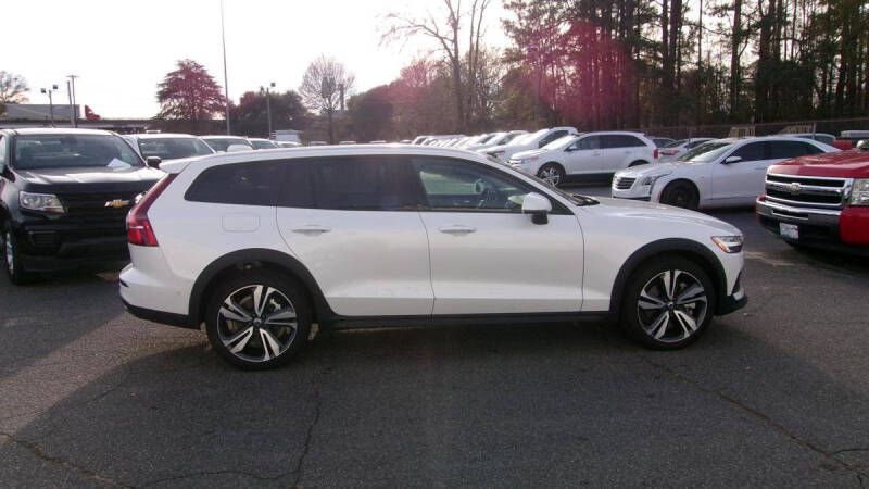 2025 Volvo V60 Cross Country B5 Plus