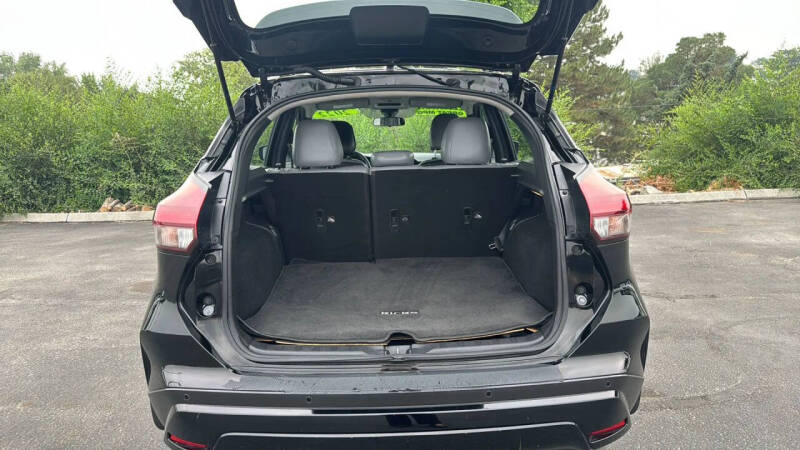 2022 Nissan Kicks SR