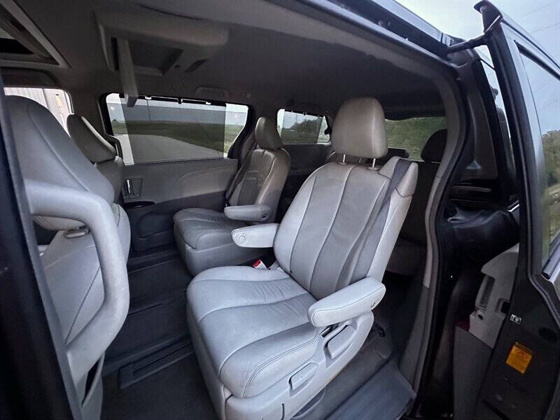 2014 Toyota Sienna XLE photo 15