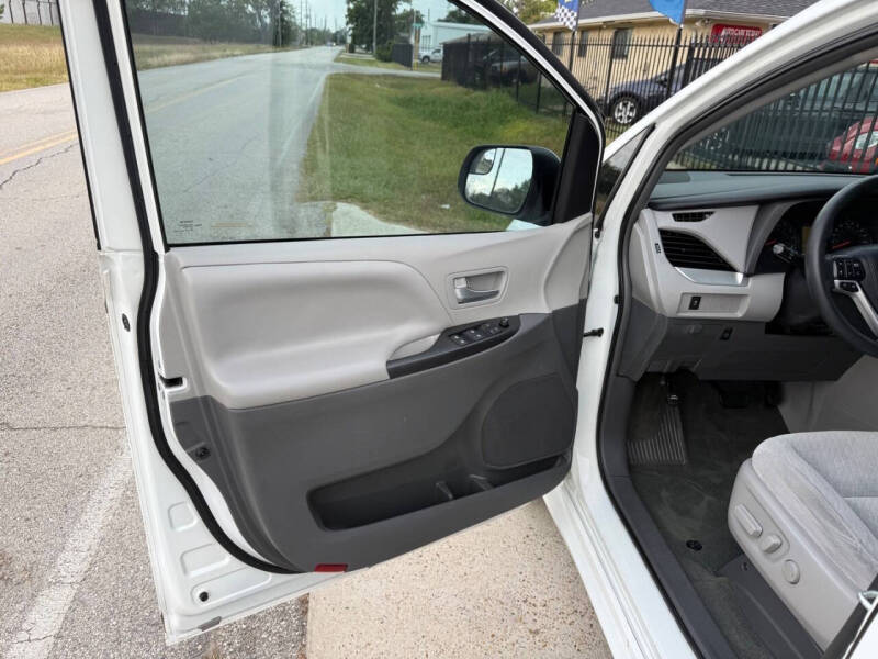 2017 Toyota Sienna LE 8-Passenger