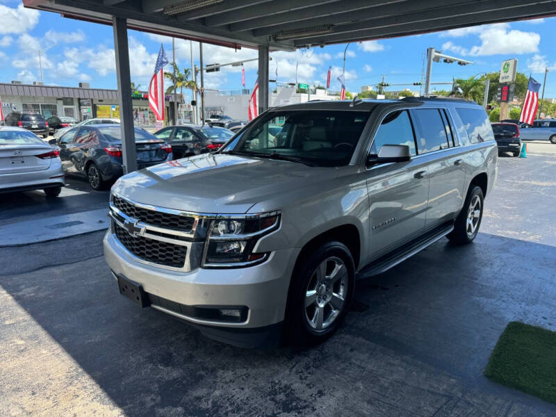 2016 Chevrolet Suburban LT photo 5