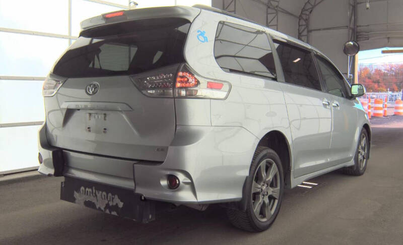 2020 Toyota Sienna SE 8-Passenger