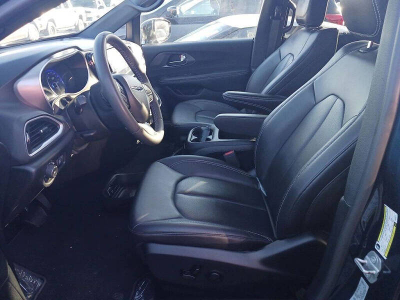 2025 Chrysler Pacifica Select