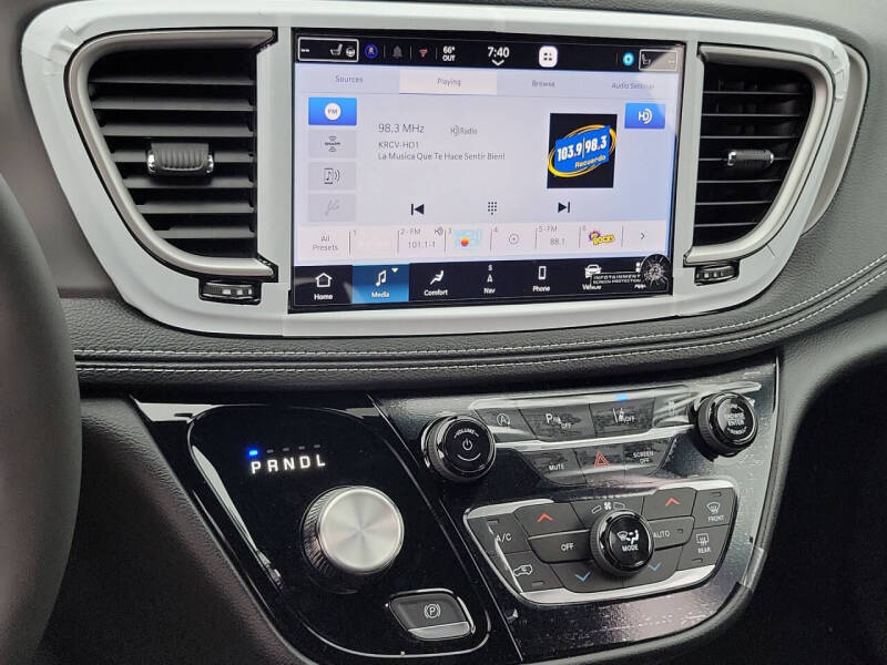 2027 Chrysler Pacifica Select