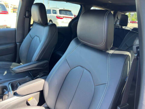 2027 Chrysler Pacifica Select