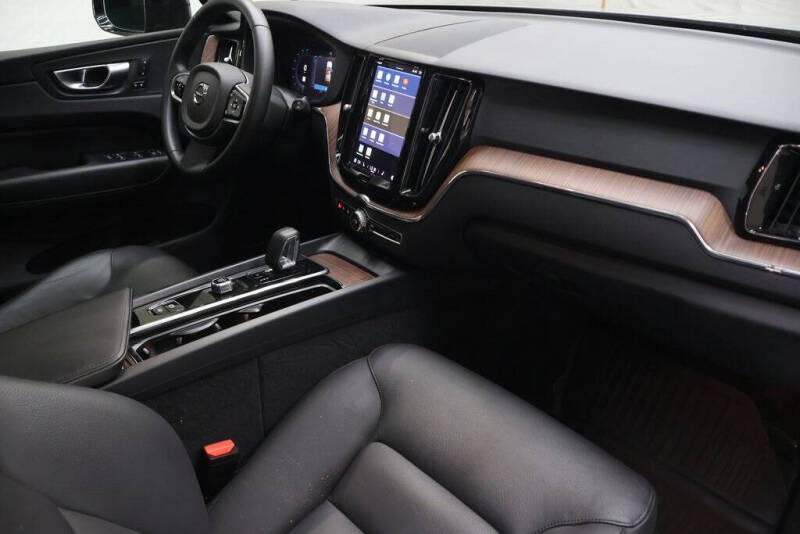 2024 Volvo XC60 B5 Plus Dark Theme