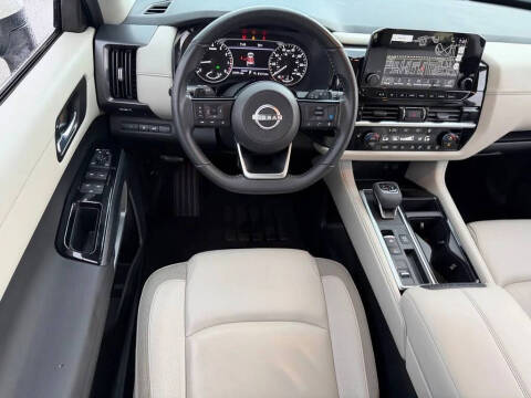 2024 Nissan Pathfinder SL