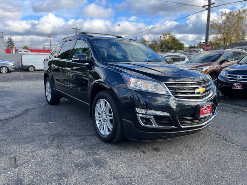 2015 Chevrolet Traverse 1LT photo 2