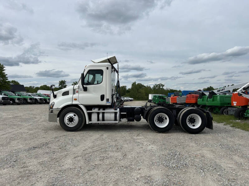 2016 Freightliner Cascadia 113 Semi Truck