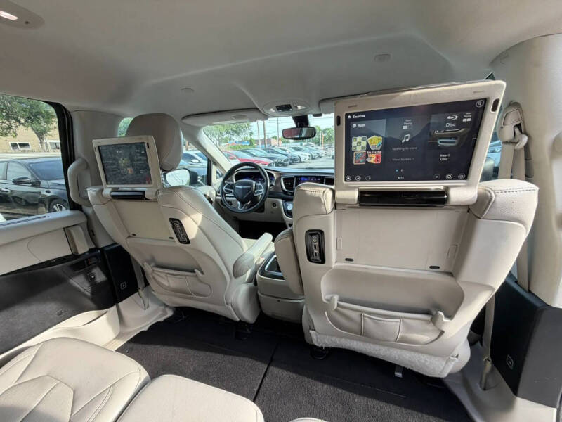 2017 Chrysler Pacifica Touring-L Plus