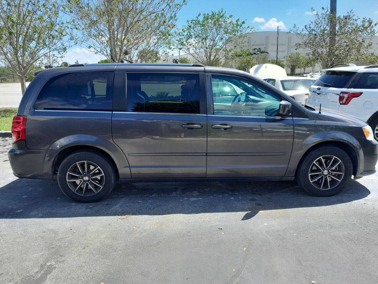 2017 Dodge Grand Am Minivan - $9,450