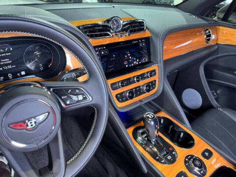 2023 Bentley Bentayga EWB V8