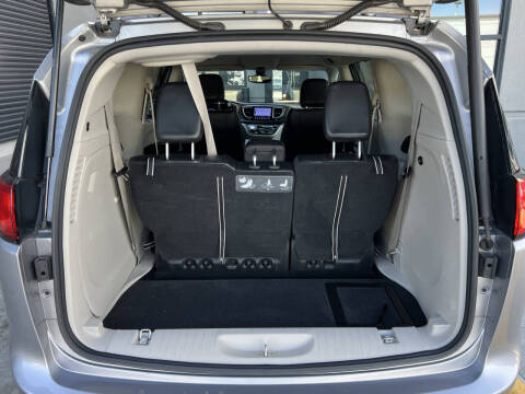 2017 Chrysler Pacifica Touring-L