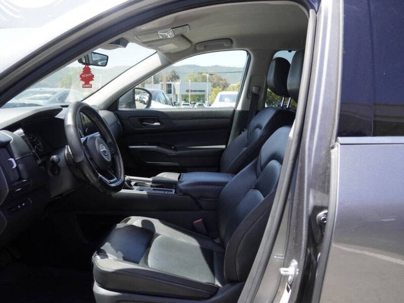 2024 Nissan Pathfinder SL