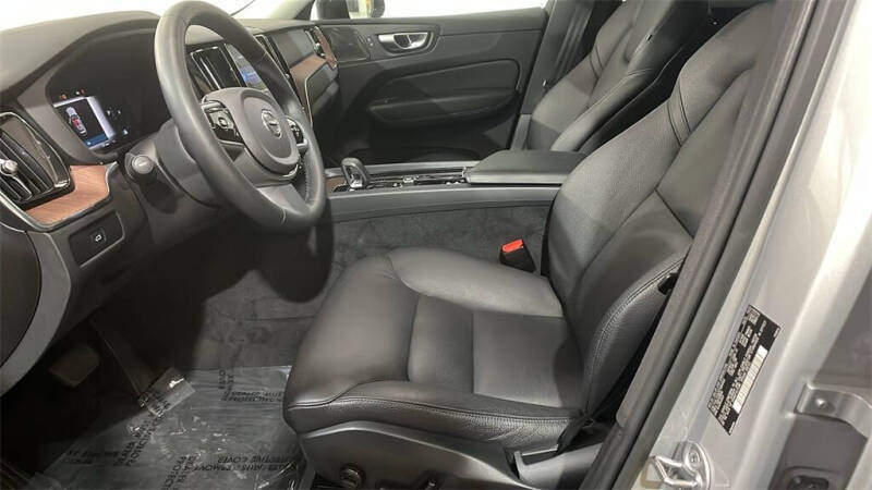 2023 Volvo XC60 B5 Plus Dark Theme