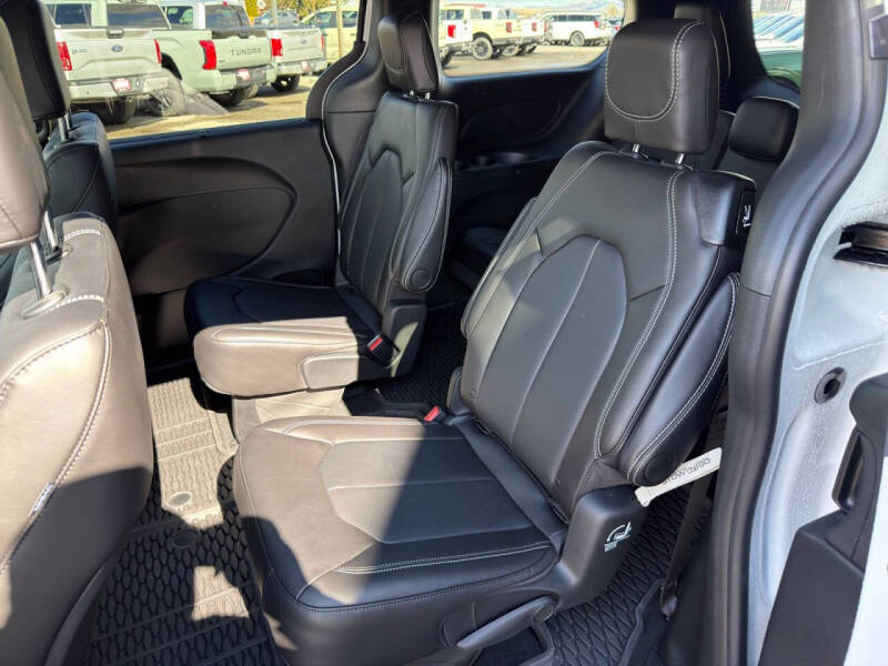 2026 Chrysler Voyager LX