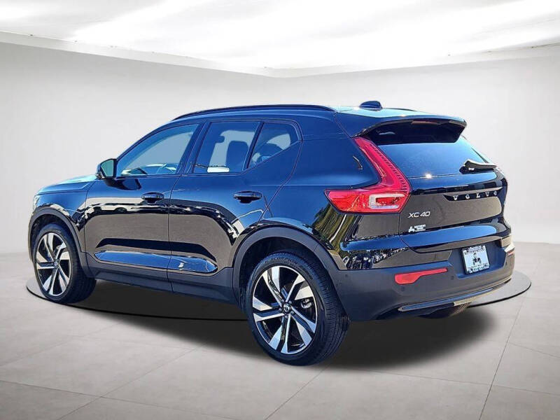 2024 Volvo XC40 B5 Plus Dark Theme
