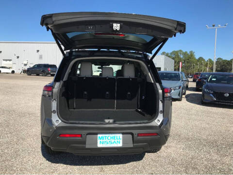 2025 Nissan Pathfinder SV