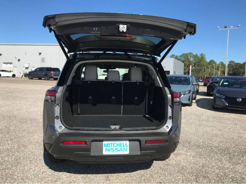 2025 Nissan Pathfinder SV