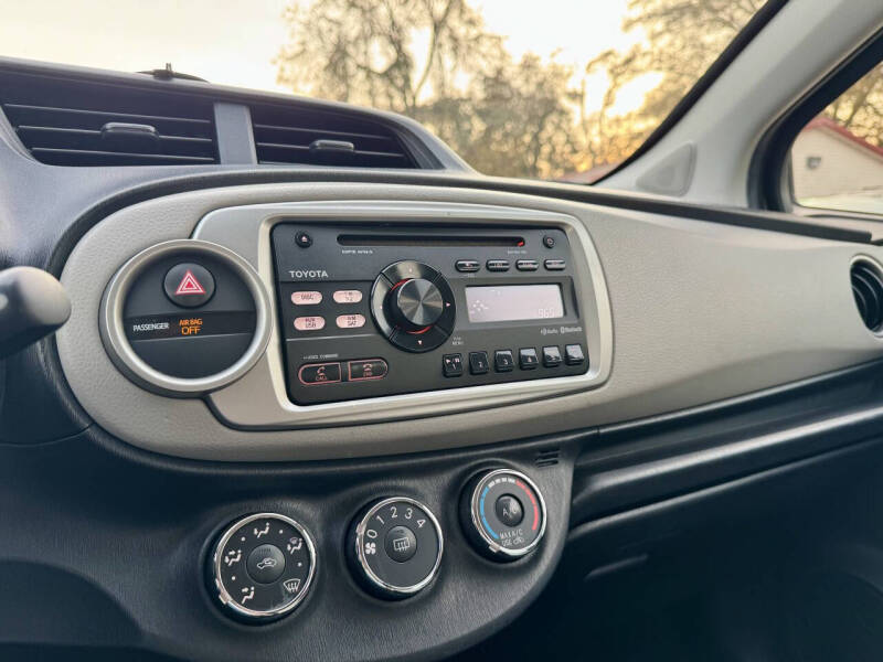 2013 Toyota Yaris 5-Door LE