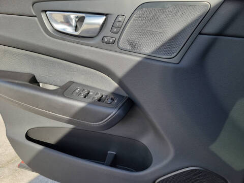 2022 Volvo XC60 B5 R-Design