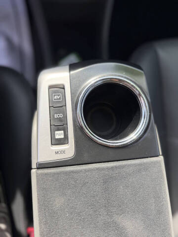 2013 Toyota Prius v Five