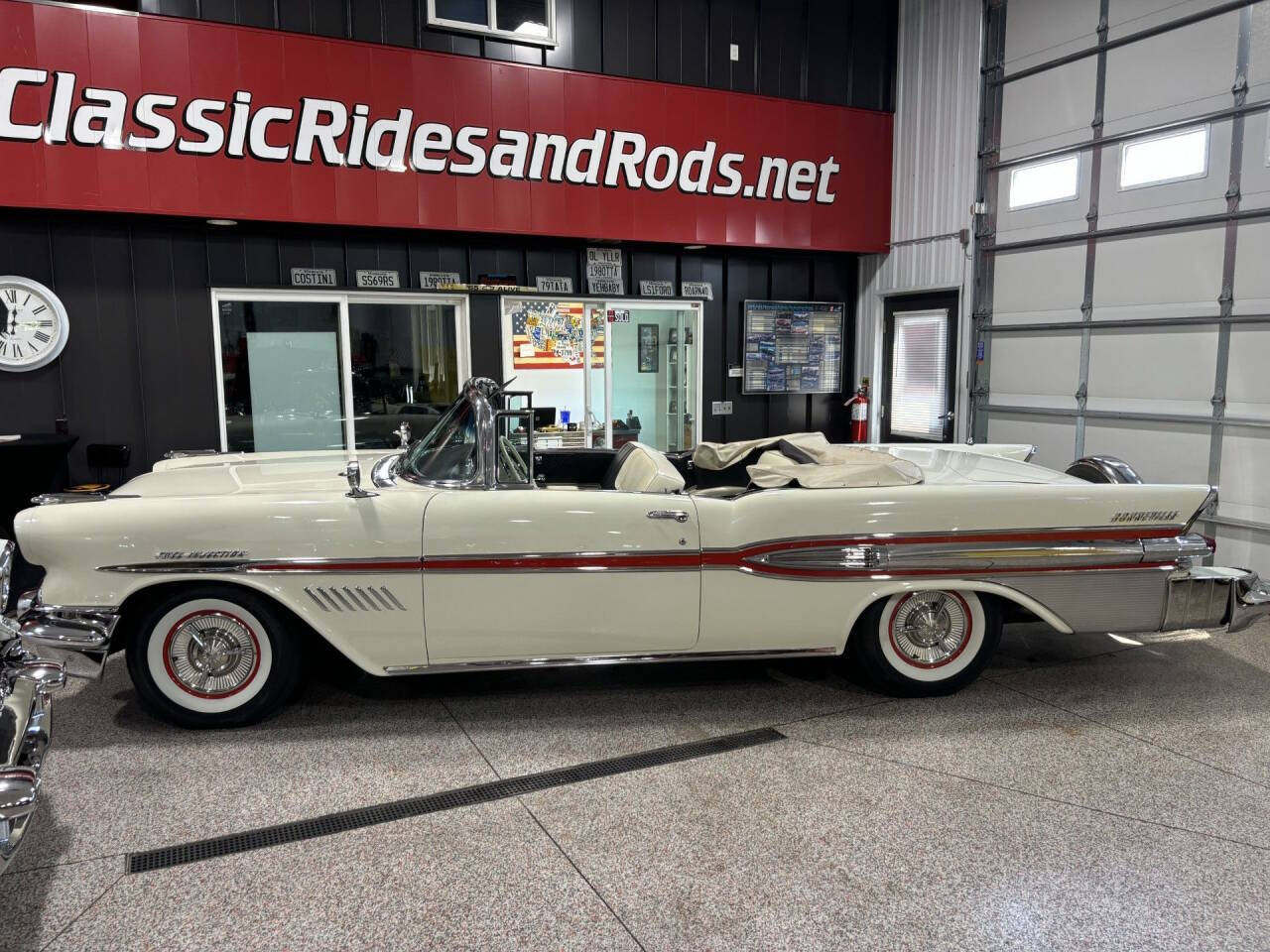 1957 Pontiac Bonneville 34