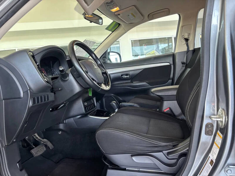 2017 Mitsubishi Outlander ES