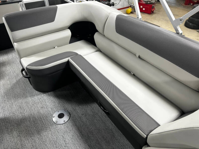 2026 Sun Tracker FISH BARGE 22 XP3