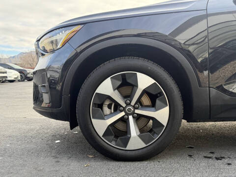 2025 Volvo XC40 B5 Plus Bright Theme