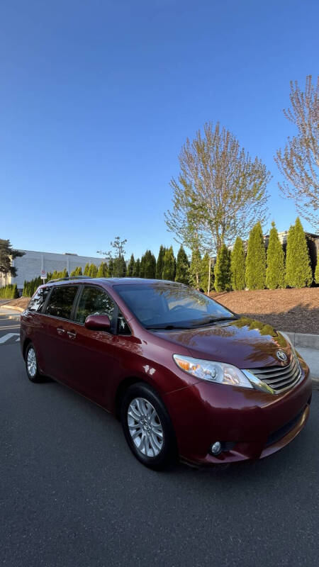2016 Toyota Sienna XLE 8-Passenger