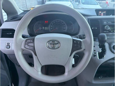 2012 Toyota Sienna LE 7-Passenger