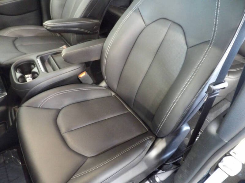 2027 Chrysler Pacifica Select