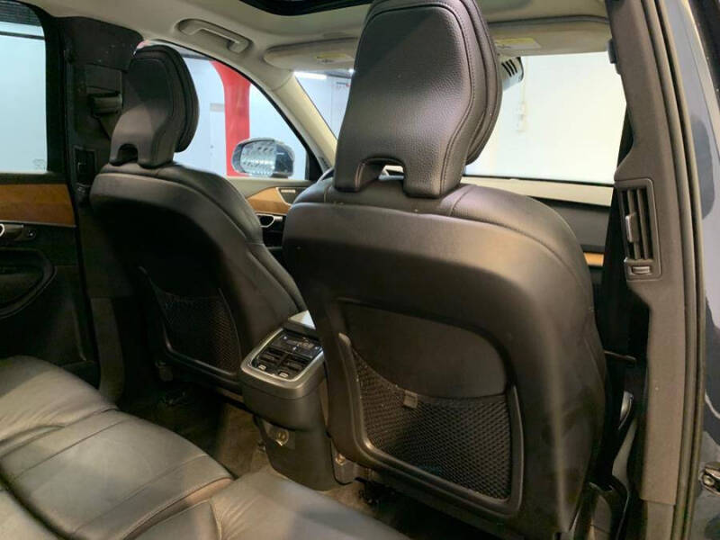 2022 Volvo XC90 T6 Momentum 7-Passenger