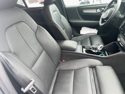 2025 Volvo XC40 B5 Plus Bright Theme