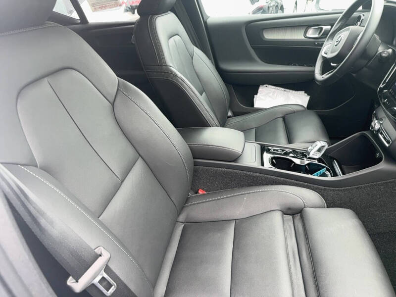 2025 Volvo XC40 B5 Plus Bright Theme