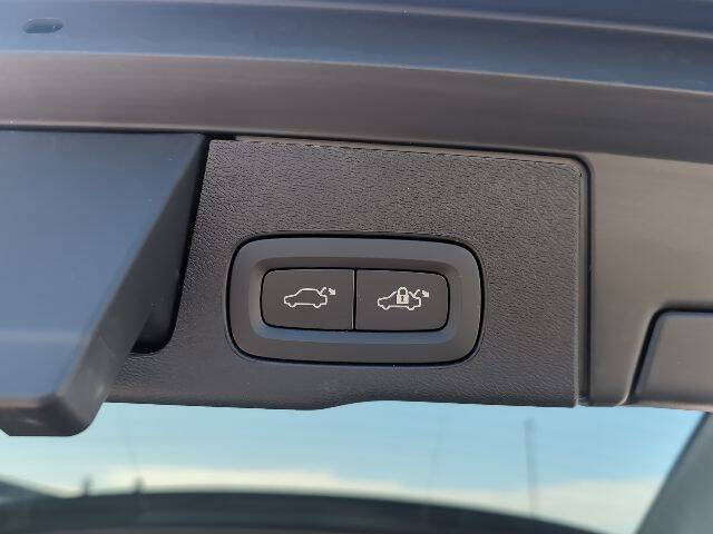 2023 Volvo XC60 B5 Plus Dark Theme