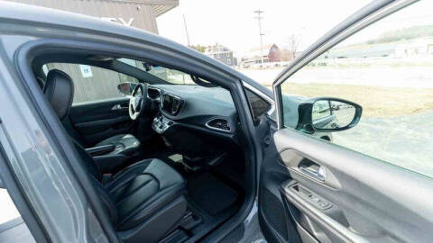 2025 Chrysler Pacifica Select