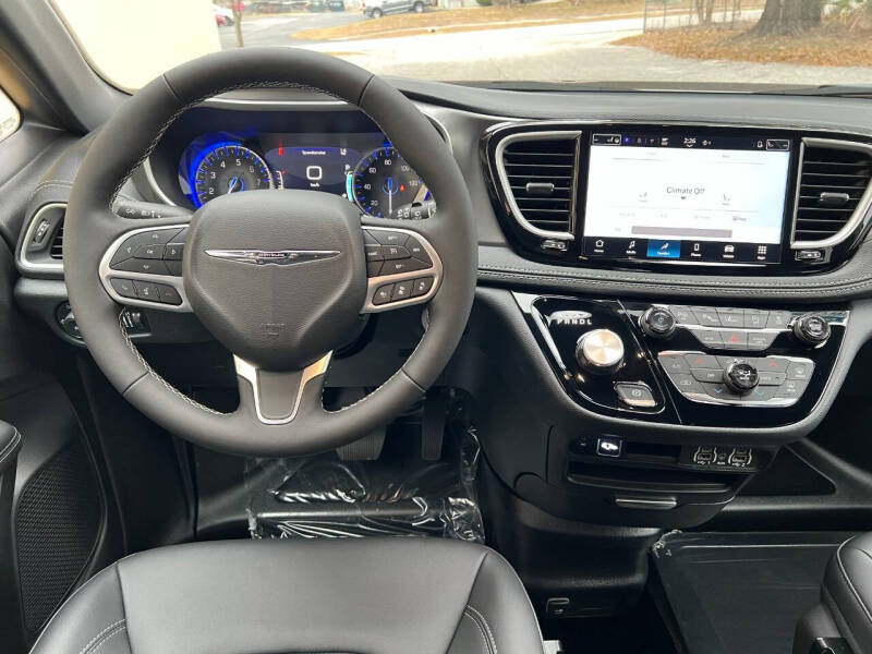 2025 Chrysler Pacifica Select