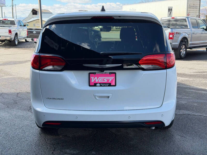 2026 Chrysler Voyager LX
